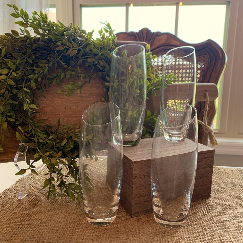 Set of four champagne flutes.  Beautifully elegant!!!🍾
